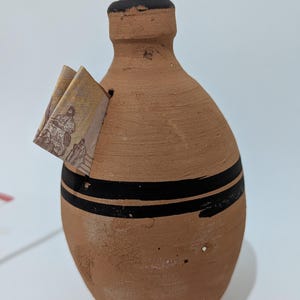 Spargris för barn/Unik födelsedagspresent till vänner/Myntburk i vintagestil/Rustik skattkruka i lera/Handgjord sparbössa i terrakotta