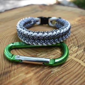Paracord bracelet bracelt in white and “diamonds”