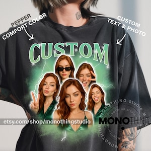 Könnte beinhalten: Pfefferfarbenes T-Shirt mit dem Wort "CUSTOM" in Grün, das eine Collage von fünf Fotos einer rothaarigen Person zeigt. Das Shirt hat den Text "CUSTOM TEXT & PHOTO" und die Etsy Shop URL.