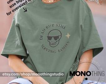 Grappig T-shirt met schedelafbeelding – Dead but still serving looks, gotisch halloweenshirt