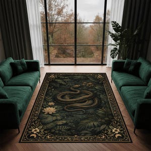 Peut inclure: Un tapis de sol vert foncé avec une illustration détaillée d'un serpent enroulé parmi un feuillage luxuriant, des fleurs et des champignons. Le tapis a une bordure noire avec des accents dorés, dans un salon avec des canapés verts.