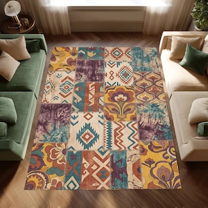 Può includere: Un tappeto patchwork con un mix di motivi geometrici e floreali nei toni del giallo, arancione, verde acqua, viola e crema. Il tappeto ha uno stile vintage e bohémien ed è realizzato in un materiale morbido e resistente. Il tappeto rettangolare è adatto per un soggiorno o una camera da letto.