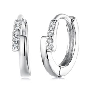 Orecchini Huggie in argento sterling: delicati cerchietti scintillanti con diamanti CZ
