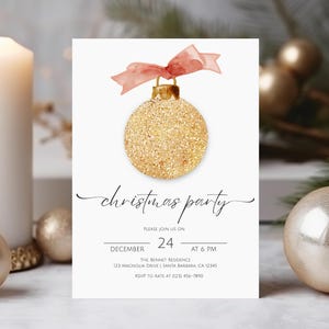 Könnte beinhalten: Eine Weihnachtsparty-Einladung mit einer goldenen Glitzerkugel und einer rosa Schleife. Die Einladung enthält den Text "christmas party" und Veranstaltungsdetails: 24. Dezember um 18 Uhr.
