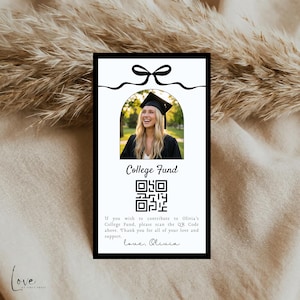 Może przedstawiać: Biała karta z czarną obwódką zawiera zdjęcie uśmiechniętej absolwentki w czapce i todze. Tekst "College Fund" i kod QR znajdują się poniżej. Karta zawiera wiadomość i podpis.