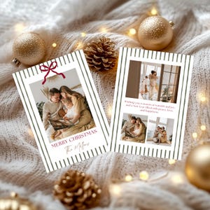 Pode incluir: Cartões de Natal com fotos de família, bordas listradas verdes e o texto "MERRY CHRISTMAS" e "The Mellers". Os cartões são adornados com uma fita bordô e colocados em um fundo quente e neutro com enfeites dourados e pinhas.