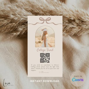 Puede incluir: Tarjeta beige para un fondo universitario con una foto de una mujer con birrete. La tarjeta incluye el texto "College Fund", un código QR e instrucciones para escanear el código. También están presentes las palabras "Descarga instantánea" y "Editar en Canva".