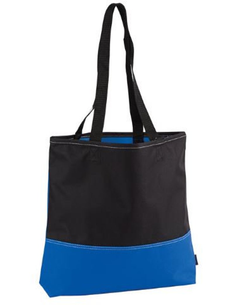 Puede incluir: Una bolsa de mano negra y azul con dos asas negras. La bolsa tiene una secci&oacute;n superior negra y una secci&oacute;n inferior azul.