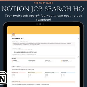 Op de afbeelding: Een digitaal sjabloon getiteld Notion Job Search HQ weergegeven op een tabletscherm. De interface bevat een gele koptekst, een dashboard voor het zoeken naar werk met secties voor sollicitatiebeheer, cv-opslag en netwerken.