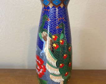 Jarrón chino vintage de cloisonné multicolor con pavos reales y diseño floral.