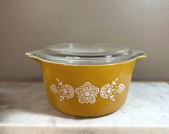 Caçarola vintage Pyrex Butterfly Gold nº 473, assadeira de 1 1/2 litro com tampa.