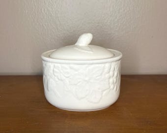 Azucarero vintage Mikasa de estilo campestre inglés con tapa y estampado floral en marfil.