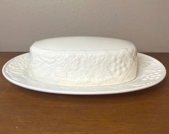 Mantequera vintage Mikasa con tapa estilo campestre inglés, con estampado floral en color marfil.