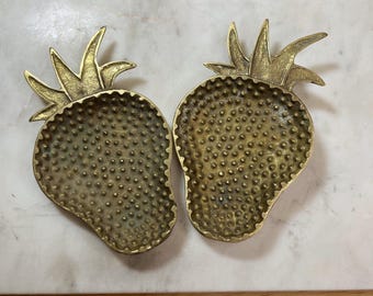 Juego de 2 ceniceros/platos decorativos vintage de latón con diseño de fresas de los años 70 (dos piezas)