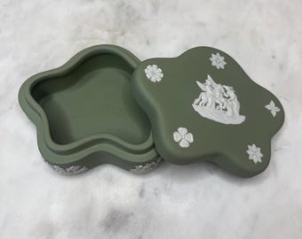 Bandeja para joyas o pequeños objetos decorativos Wedgewood vintage con forma de estrella y tapa, en color verde salvia mate.