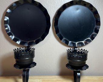 Par de candelabros cónicos vintage de aluminio negro con placa posterior festoneada