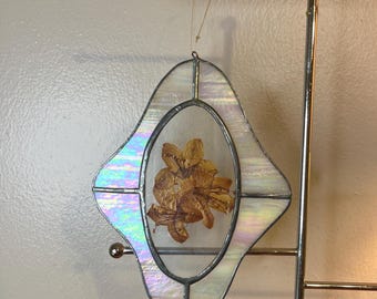 Arte de vitral vintage con flores prensadas y vidrio opalescente