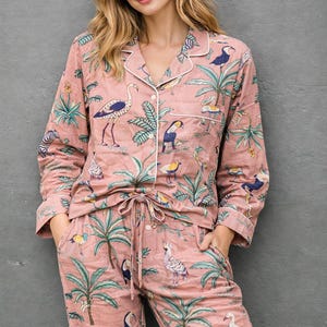 Rosa pyjamasset med djungelmönster för kvinnor, bomullssovplagg med zebra- och fågelmönster och safarimönster, nattdräkt med knappar, handgjort loungeset bild 1