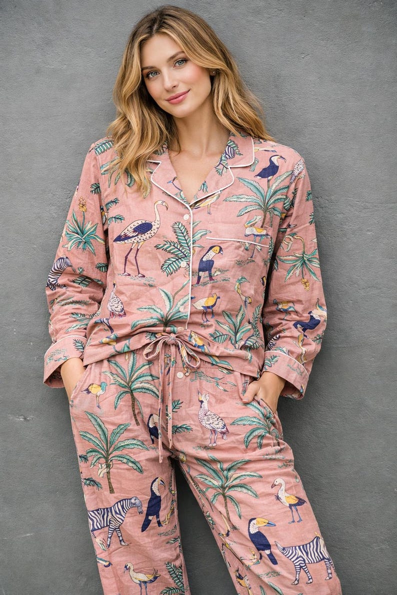 Rosa pyjamasset med djungelmönster för kvinnor, bomullssovplagg med zebra- och fågelmönster och safarimönster, nattdräkt med knappar, handgjort loungeset bild 1