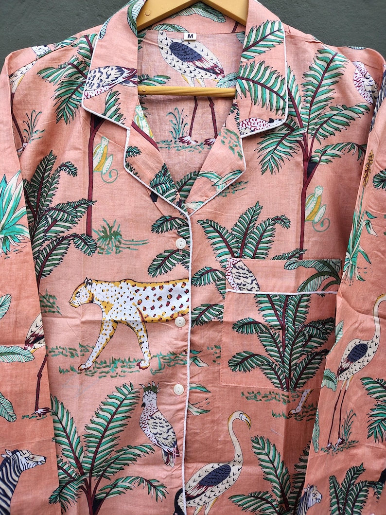 Rosa pyjamasset med djungelmönster för kvinnor, bomullssovplagg med zebra- och fågelmönster och safarimönster, nattdräkt med knappar, handgjort loungeset bild 6