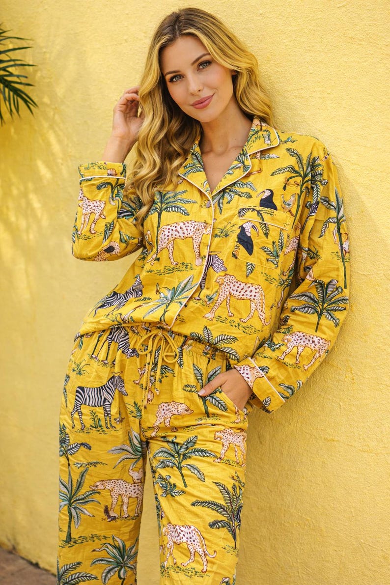 Pigiama con stampa animalier safari | Pigiama giallo giungla | Pigiama unisex in cotone | Pigiama esotico | Pigiama tropicale in regalo immagine 1