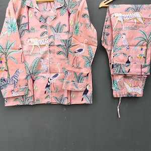 Rosa pyjamasset med djungelmönster för kvinnor, bomullssovplagg med zebra- och fågelmönster och safarimönster, nattdräkt med knappar, handgjort loungeset bild 2