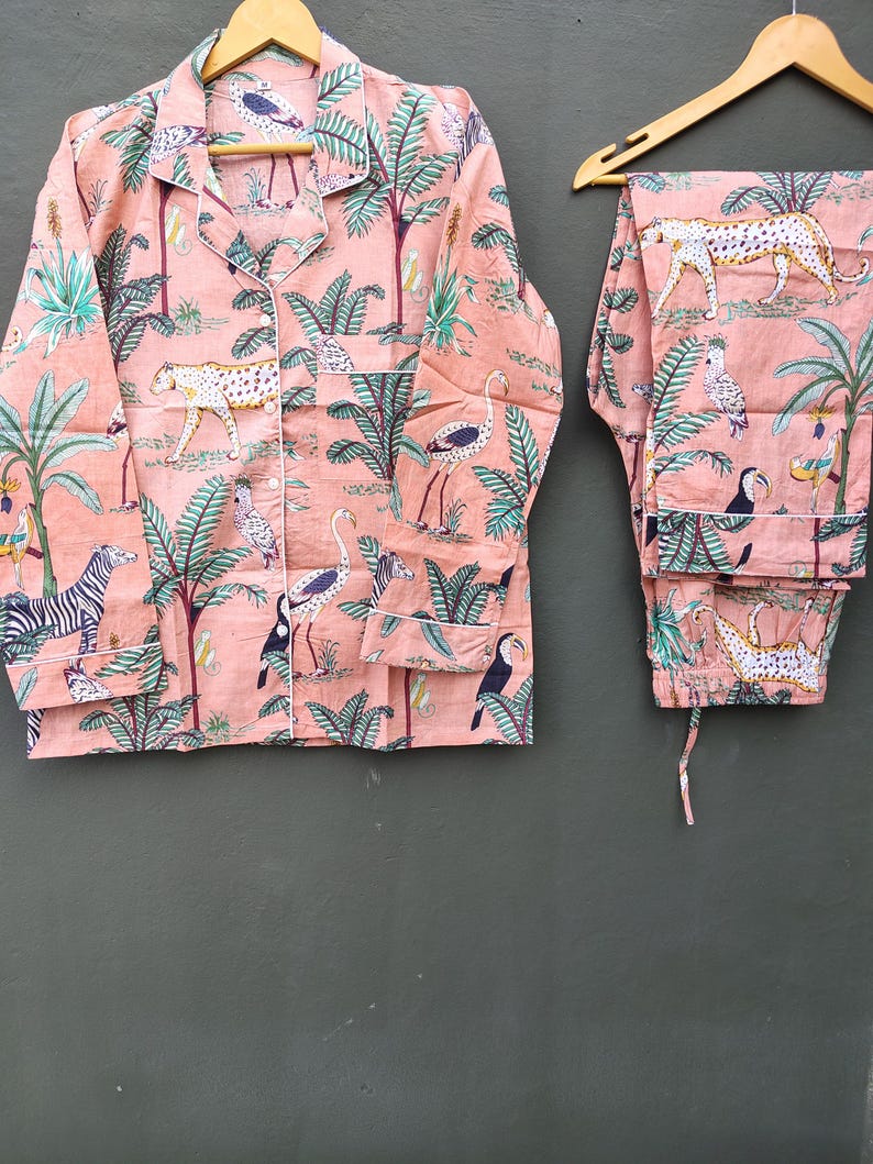 Rosa pyjamasset med djungelmönster för kvinnor, bomullssovplagg med zebra- och fågelmönster och safarimönster, nattdräkt med knappar, handgjort loungeset bild 2