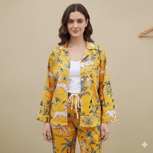 Pigiama con stampa animalier safari | Pigiama giallo giungla | Pigiama unisex in cotone | Pigiama esotico | Pigiama tropicale in regalo immagine 6