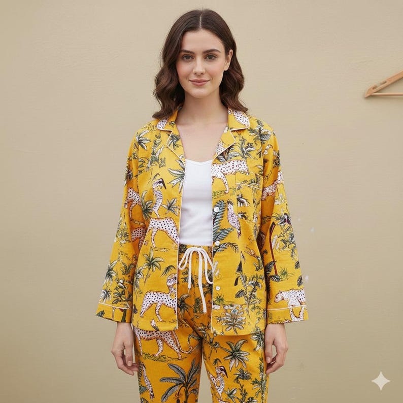 Pigiama con stampa animalier safari | Pigiama giallo giungla | Pigiama unisex in cotone | Pigiama esotico | Pigiama tropicale in regalo immagine 6
