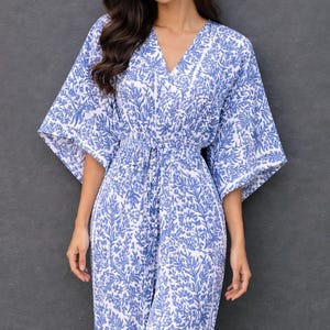 Robe caftan bleue à imprimé floral à la main | Cache-maillot de plage en coton | Caftan bohème ample | Vêtement d'intérieur d'été | Robe longue à taille ajustable