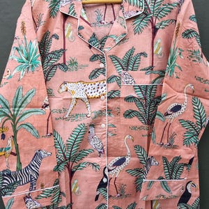 Rosa pyjamasset med djungelmönster för kvinnor, bomullssovplagg med zebra- och fågelmönster och safarimönster, nattdräkt med knappar, handgjort loungeset bild 5
