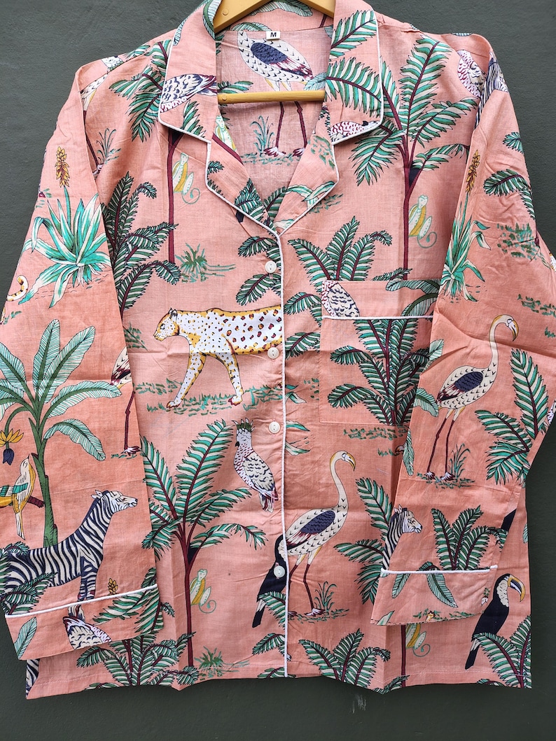Rosa pyjamasset med djungelmönster för kvinnor, bomullssovplagg med zebra- och fågelmönster och safarimönster, nattdräkt med knappar, handgjort loungeset bild 5
