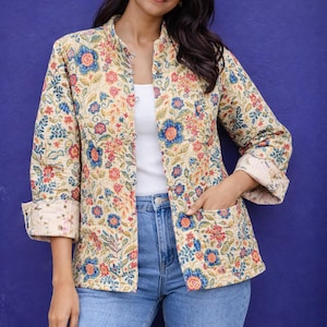 Chaqueta de algodón Kantha con estampado floral beige para mujer, abrigo bohemio acolchado hecho a mano | Kimono con estampado de bloques indios | Chaqueta ligera reversible