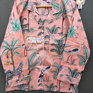 Rosa pyjamasset med djungelmönster för kvinnor, bomullssovplagg med zebra- och fågelmönster och safarimönster, nattdräkt med knappar, handgjort loungeset bild 3
