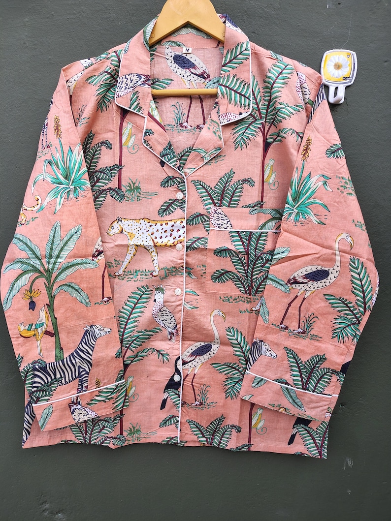 Rosa pyjamasset med djungelmönster för kvinnor, bomullssovplagg med zebra- och fågelmönster och safarimönster, nattdräkt med knappar, handgjort loungeset bild 3