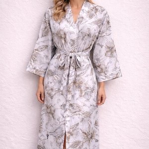 Peignoir kimono en coton imprimé, blanc et vert olive à motifs naturels, vêtement d'intérieur léger pour l'été avec ceinture.