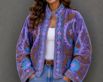 Luxe fluwelen jas met borduursels, lavendelkleurige boho-jas, etnische bloemenjas voor festivals