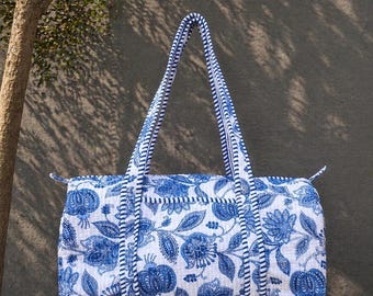 Bolsa de lona estampada en azul y blanco, bolsa de viaje de algodón acolchado, bolsa de fin de semana india hecha a mano, bolsa de viaje para pasar la noche.