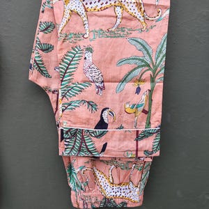 Rosa pyjamasset med djungelmönster för kvinnor, bomullssovplagg med zebra- och fågelmönster och safarimönster, nattdräkt med knappar, handgjort loungeset bild 4