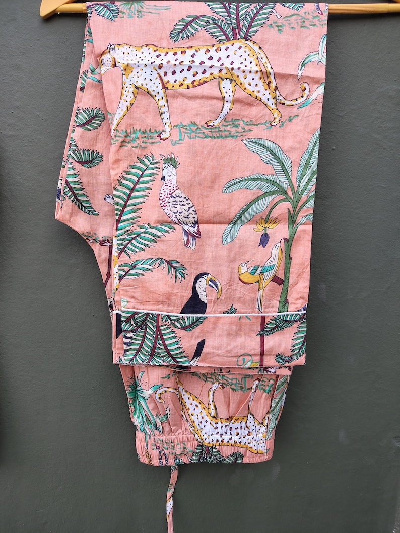 Rosa pyjamasset med djungelmönster för kvinnor, bomullssovplagg med zebra- och fågelmönster och safarimönster, nattdräkt med knappar, handgjort loungeset bild 4