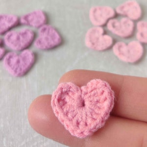 Aplique: Corazón de crochet, motivo decorativo para manualidades, tarjetas, álbumes de recortes, adornos, parches para coser o proyectos de decoración del hogar.
