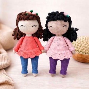 かぎ針編みパターン：あみぐるみ双子姉妹、ダイバーシティガールズ、7.5インチ（19 cm）人形（即時ダウンロード）
