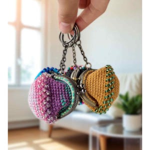 Puede incluir: Una colecci&oacute;n de monederos de ganchillo hechos a mano en varios colores, incluyendo rosa, morado y amarillo. Cada monedero tiene un cierre met&aacute;lico y est&aacute; adornado con cuentas. Los monederos est&aacute;n unidos a un llavero.