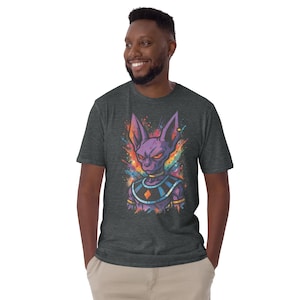 Peut inclure: T-shirt gris foncé avec un graphisme coloré d'un personnage humanoïde violet ressemblant à un chat, aux yeux rouges. Le personnage porte un collier violet et noir. Le graphisme a un fond coloré de style éclaboussures de peinture.
