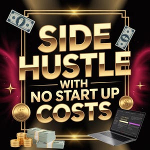 Może przedstawiać: Grafika cyfrowa z napisem "SIDE HUSTLE WITH NO START UP COSTS" złotymi literami. Obraz zawiera stosy gotówki, złote monety i laptop wyświetlający dane finansowe, z banknotami w tle.