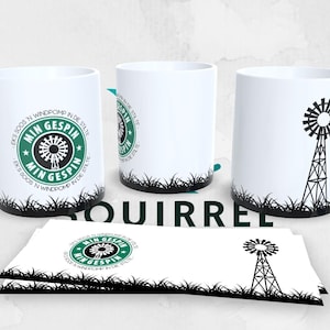 Könnte beinhalten: Weiße Keramikbecher mit schwarzen Windmühlen- und Grasdesigns. Ein Becher zeigt ein grün-weißes kreisförmiges Logo mit Text. Zusätzliches passendes Design auf zwei rechteckigen Karten.
