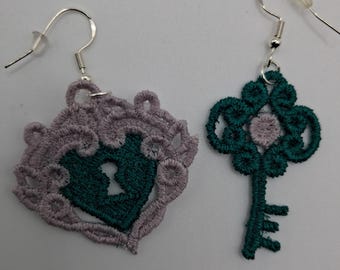 Broderade örhängen med lås och nyckel