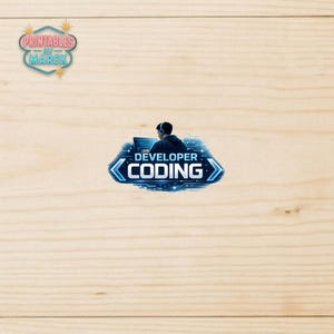 Pode incluir: Um design digital com um desenvolvedor codificando em um laptop, com as palavras "DEVELOPER CODING" em um design azul e branco. A imagem tamb&eacute;m inclui o texto "Printables by Marek" em um design rosa e azul.