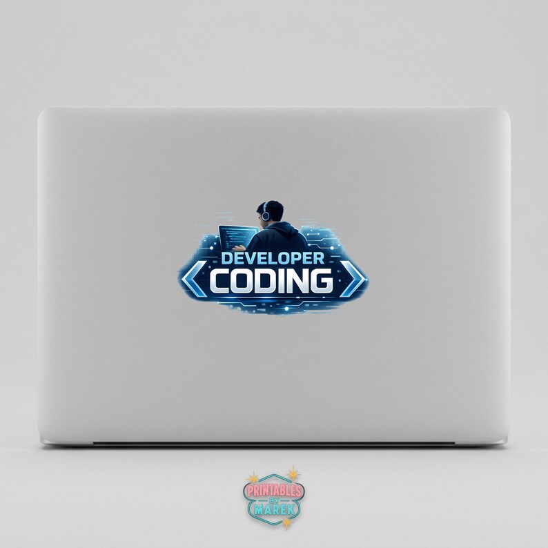 Pode incluir: Um laptop branco com um adesivo com um desenvolvedor codificando. O adesivo mostra uma pessoa com fones de ouvido trabalhando em um computador, com as palavras "DEVELOPER CODING" em azul.