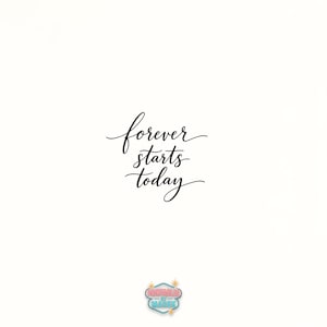 Könnte beinhalten: Weißer Hintergrund mit dem Satz "forever starts today" in eleganter schwarzer Schrift. Der Text ist zentriert und die Schriftart ist eine fließende Schreibschrift. Unten befindet sich ein kleines Logo.
